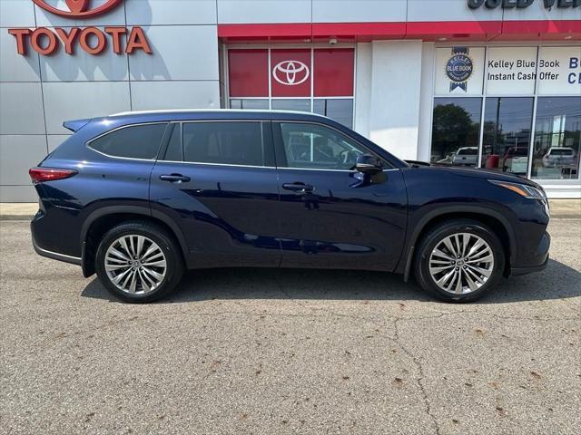 used 2022 Toyota Highlander car, priced at $39,234