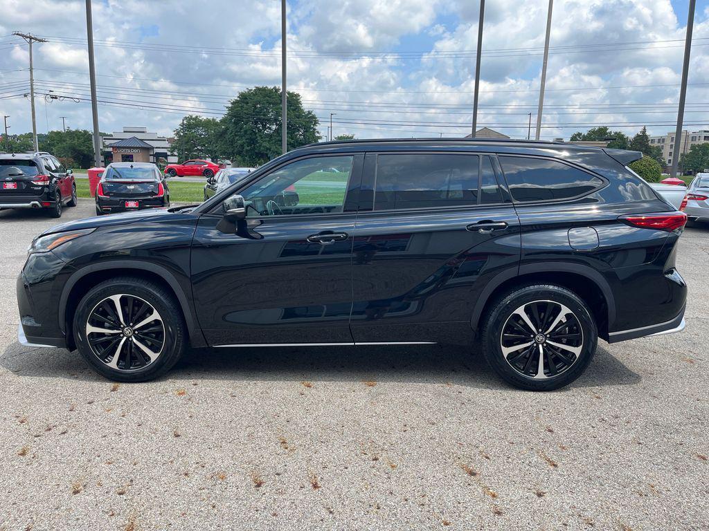 used 2022 Toyota Highlander car, priced at $38,404