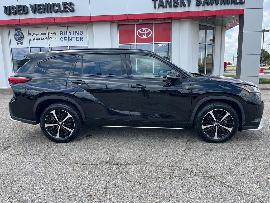 used 2022 Toyota Highlander car, priced at $38,404