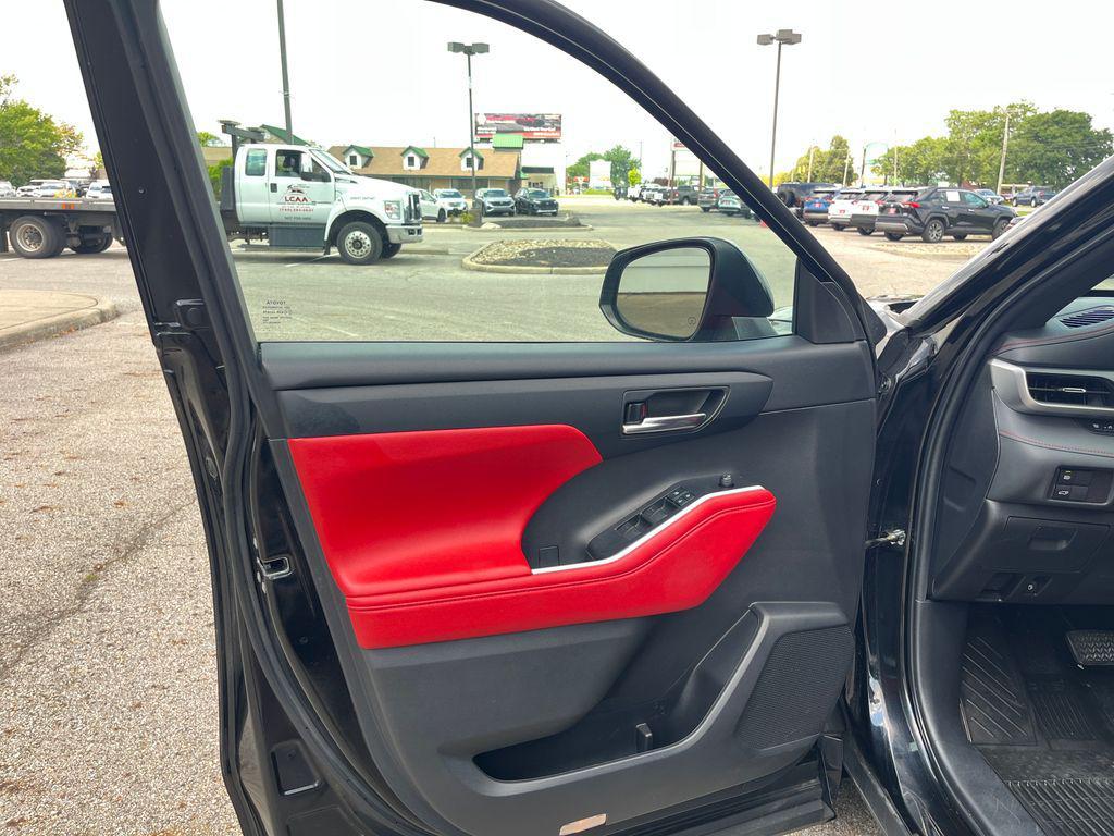 used 2022 Toyota Highlander car, priced at $38,404
