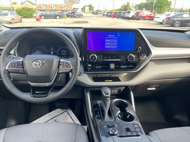 used 2023 Toyota Highlander car, priced at $46,494