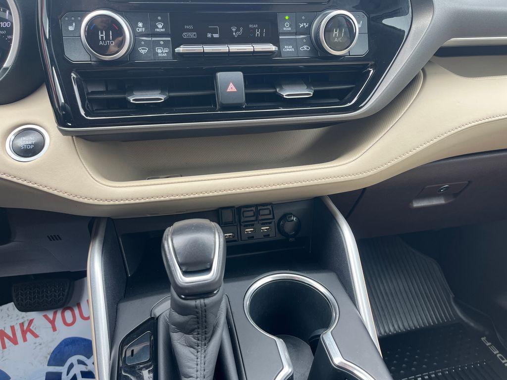 used 2020 Toyota Highlander car, priced at $26,717
