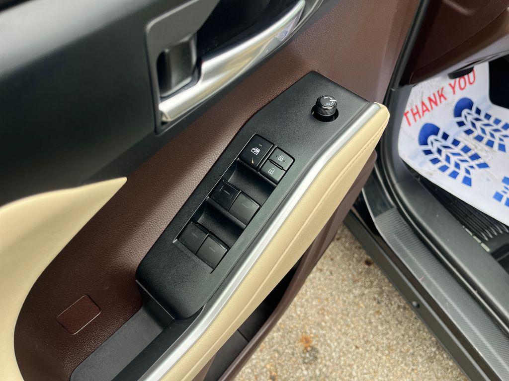 used 2020 Toyota Highlander car, priced at $26,717