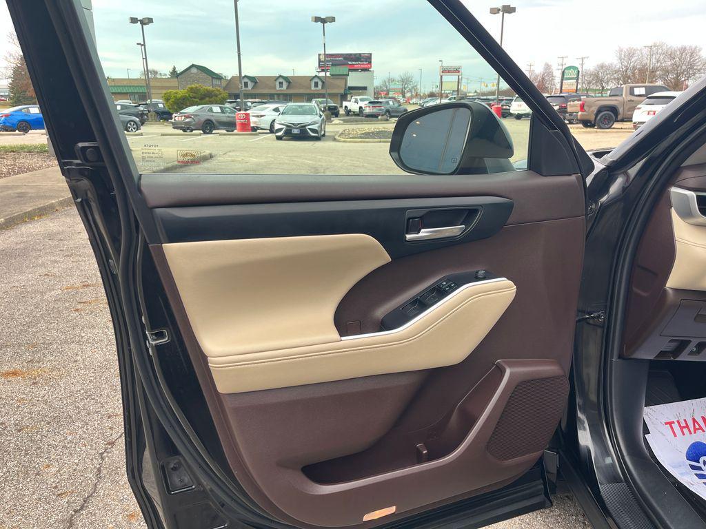 used 2020 Toyota Highlander car, priced at $26,717
