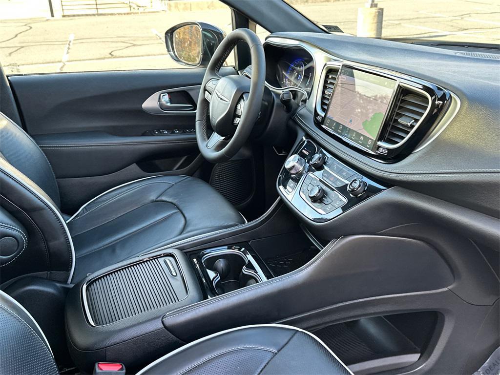 used 2025 Chrysler Pacifica car, priced at $35,500