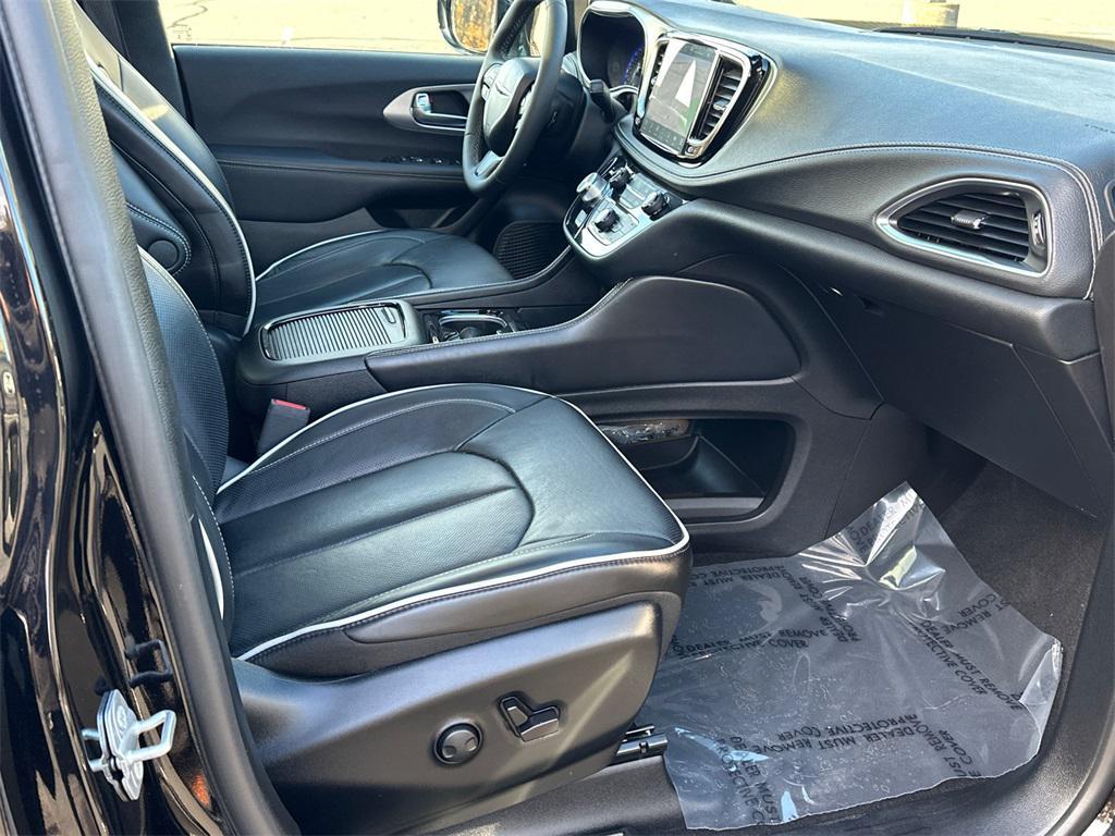 used 2025 Chrysler Pacifica car, priced at $35,500