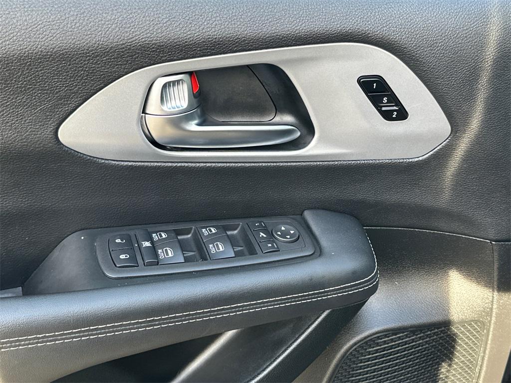 used 2025 Chrysler Pacifica car, priced at $35,500