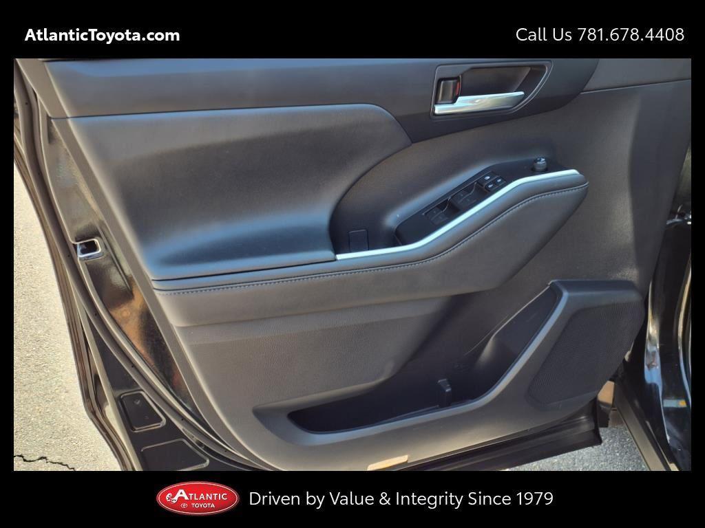 used 2022 Toyota Highlander car, priced at $38,443