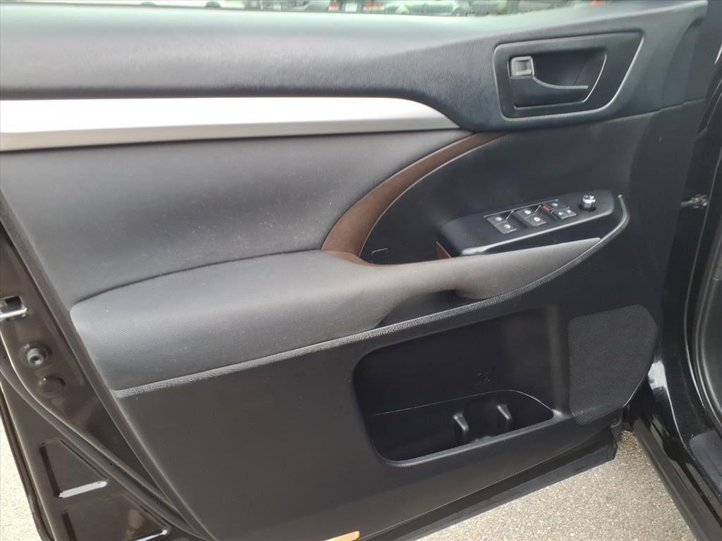 used 2019 Toyota Highlander car, priced at $27,536