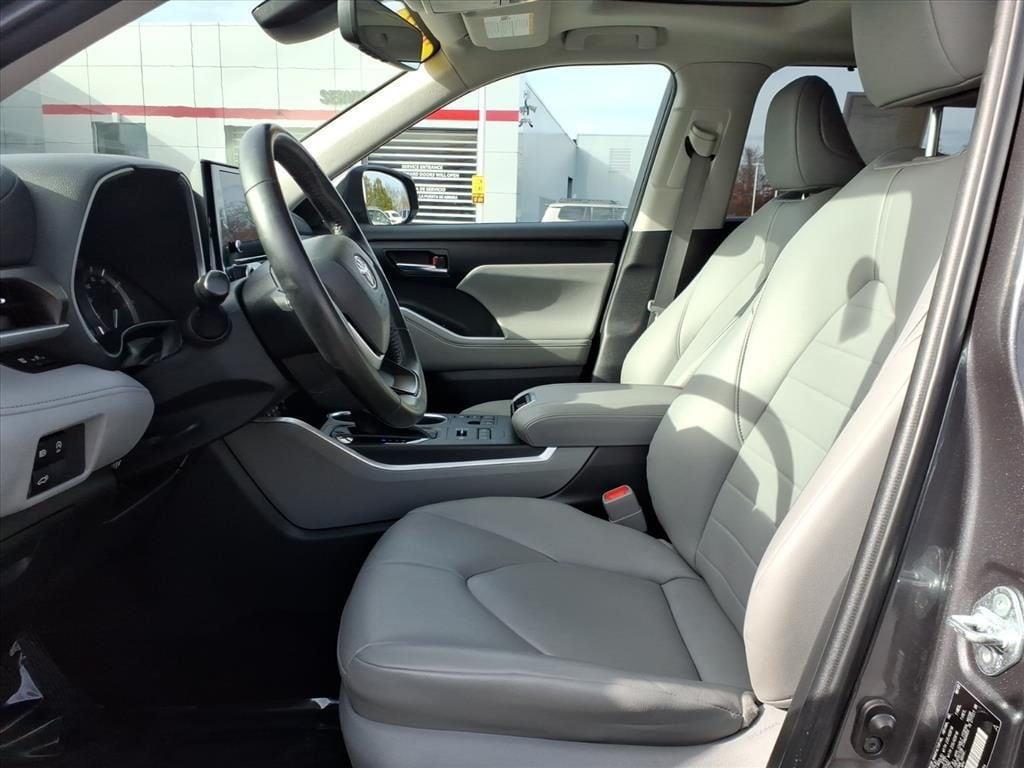 used 2023 Toyota Highlander car, priced at $35,887