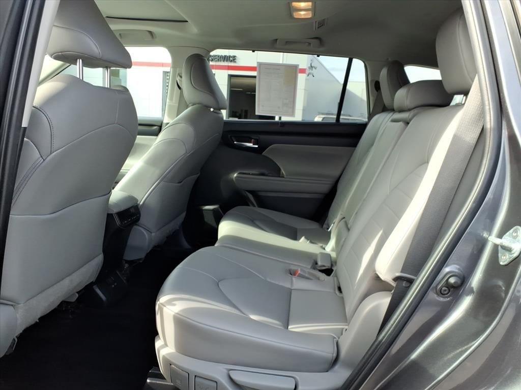 used 2023 Toyota Highlander car, priced at $35,887