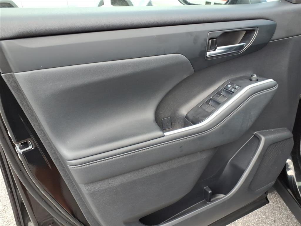 used 2021 Toyota Highlander car, priced at $33,438