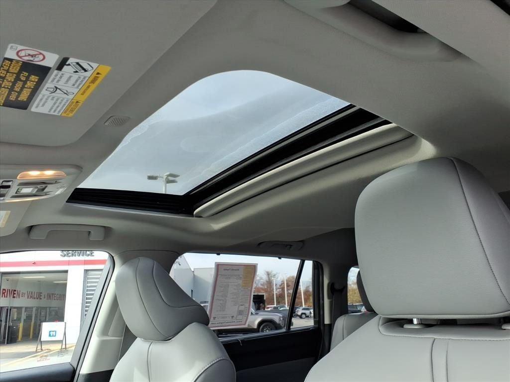 used 2020 Toyota Highlander Hybrid car, priced at $24,786