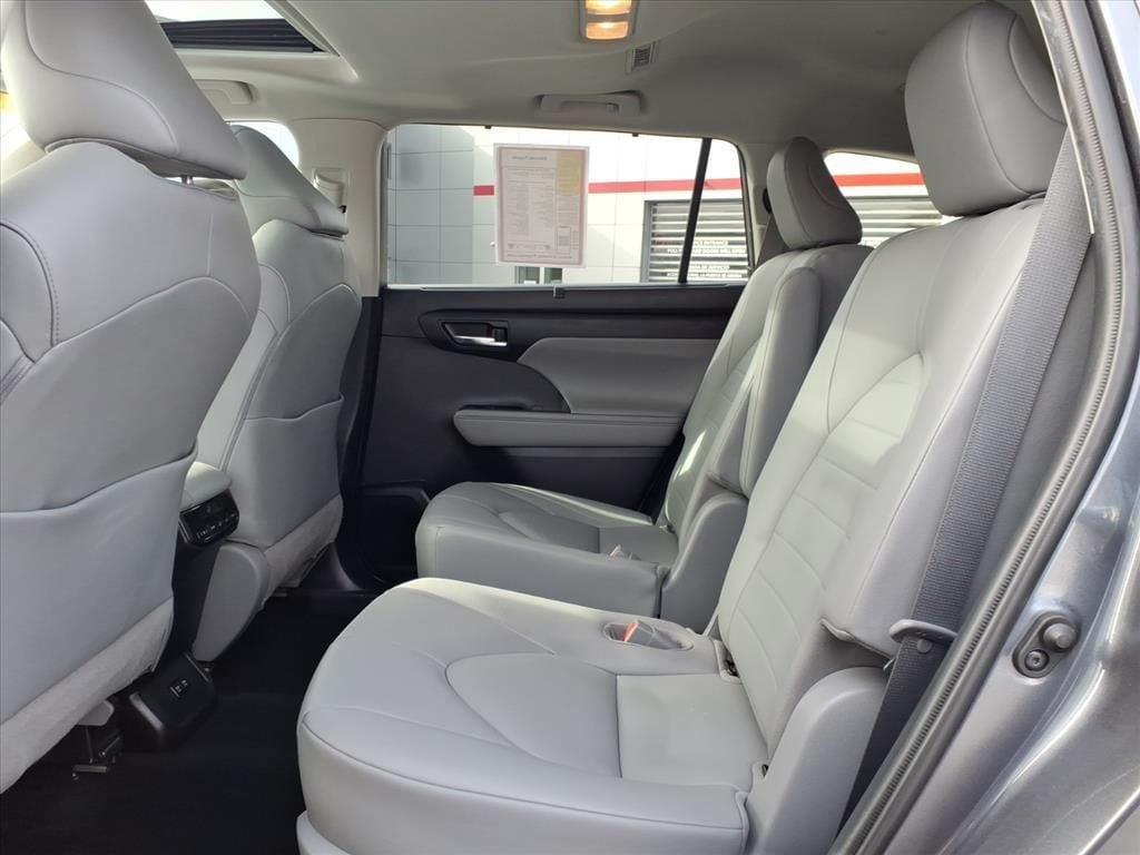 used 2020 Toyota Highlander Hybrid car, priced at $24,786