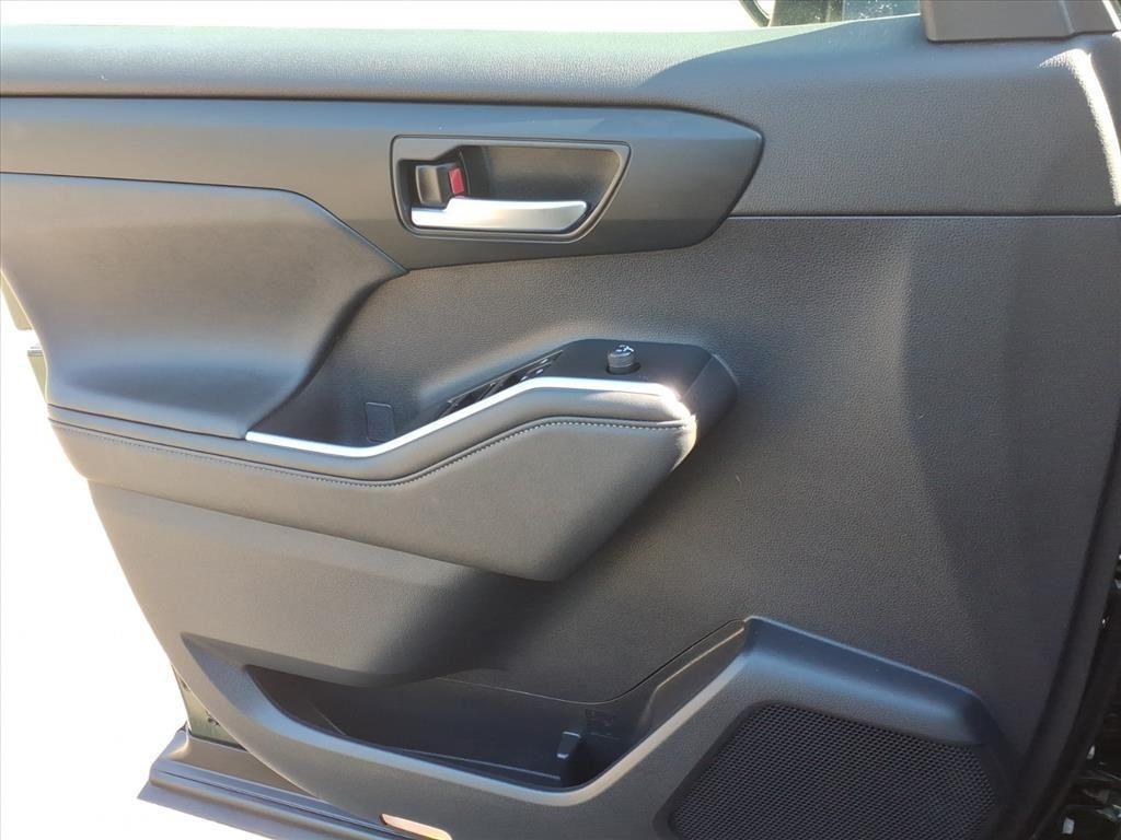 used 2023 Toyota Highlander Hybrid car, priced at $39,577