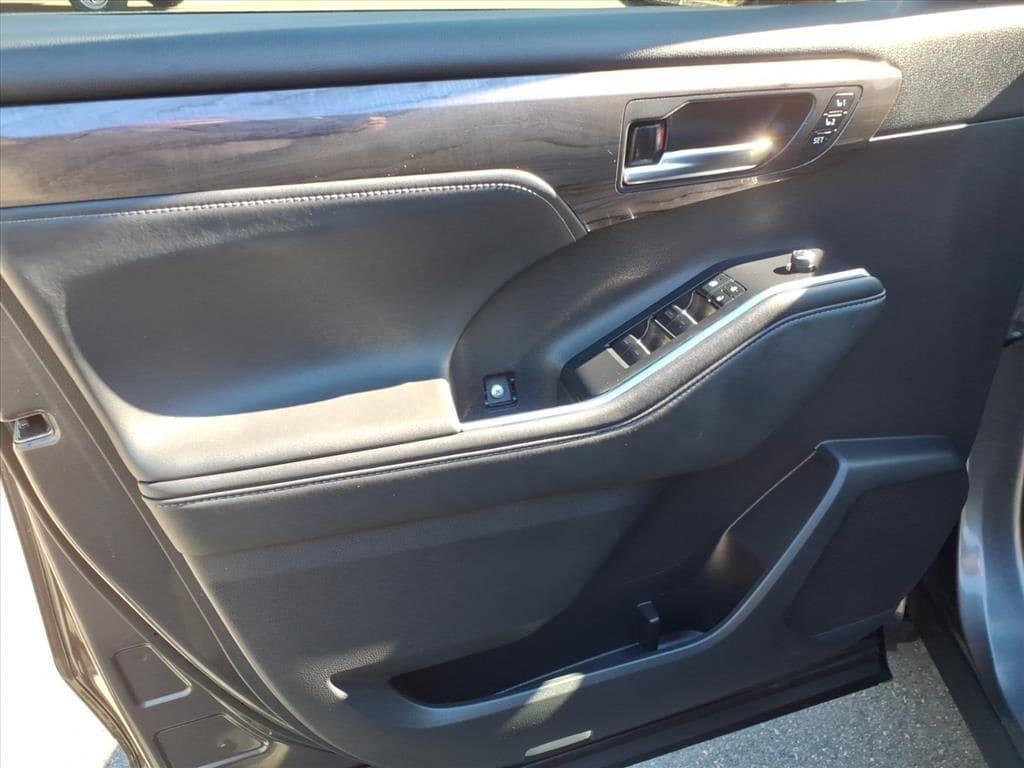 used 2022 Toyota Highlander Hybrid car, priced at $41,853