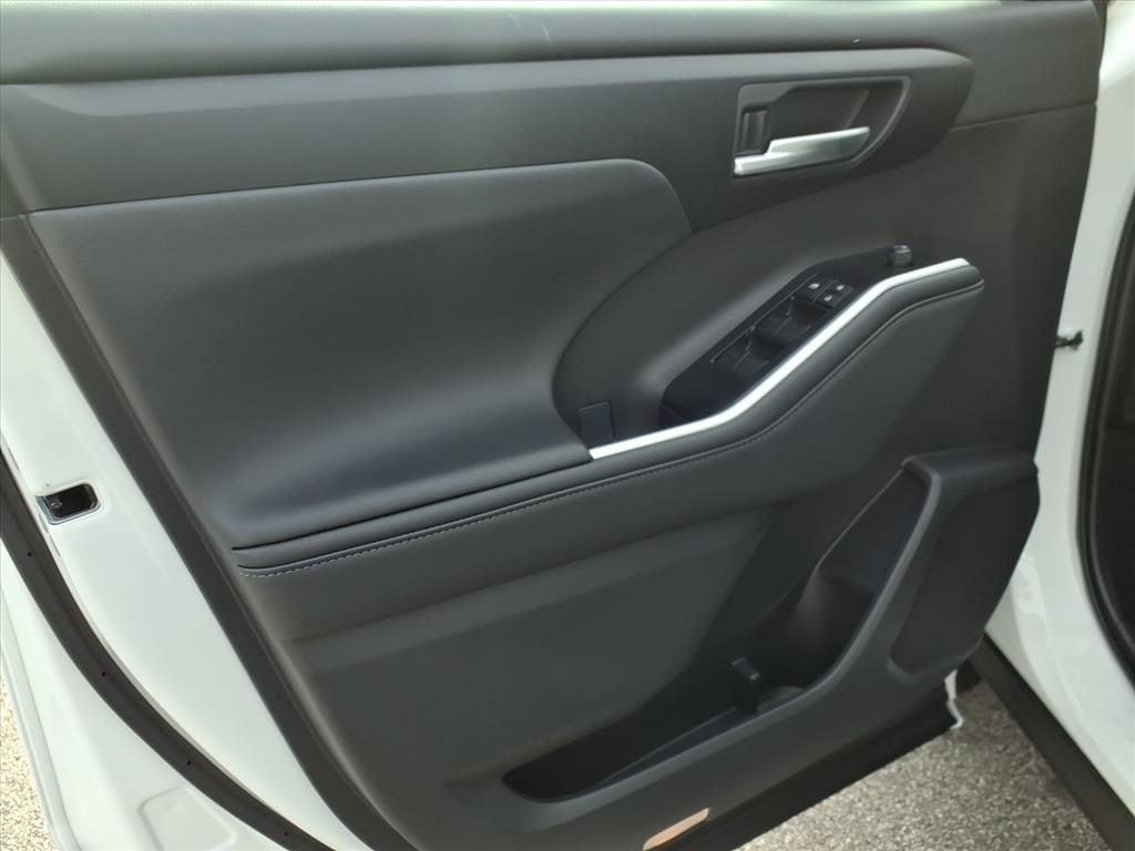used 2025 Toyota Highlander car, priced at $45,826