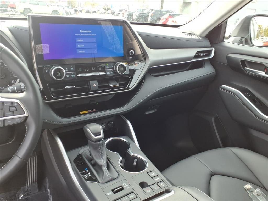 used 2025 Toyota Highlander car, priced at $45,826