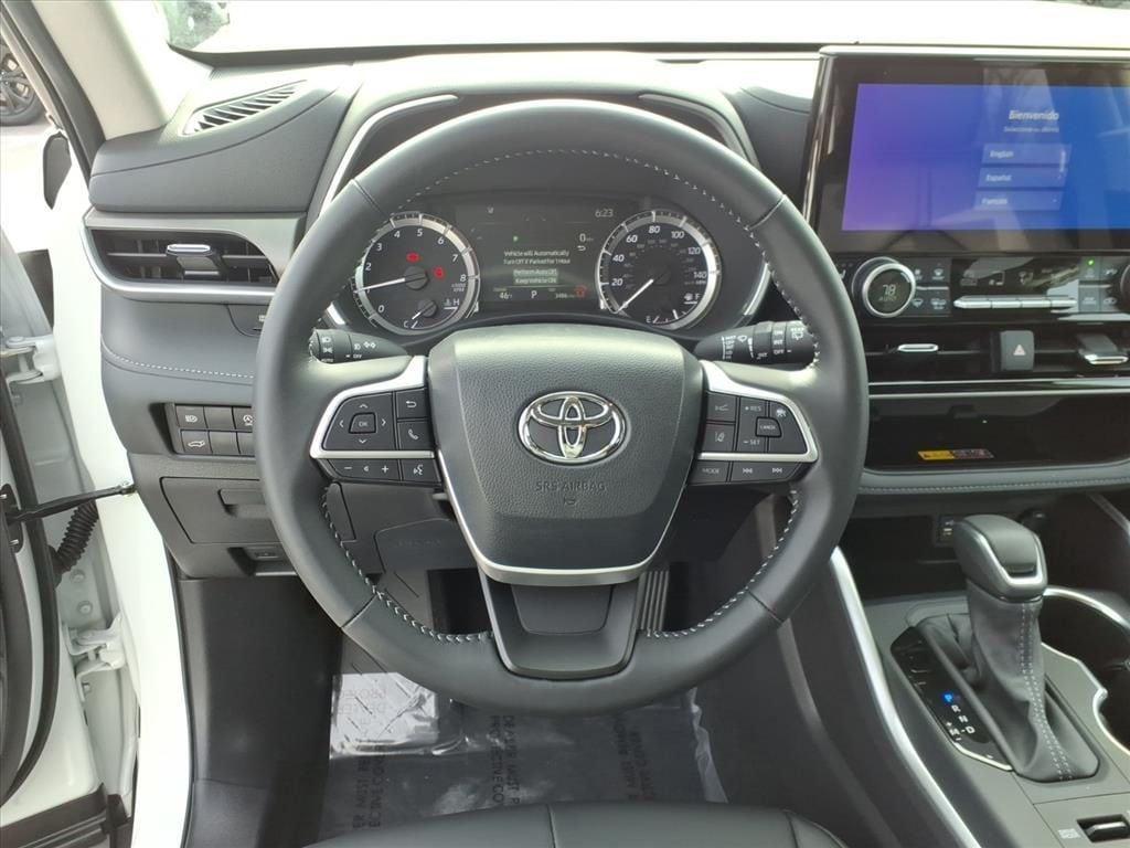 used 2025 Toyota Highlander car, priced at $45,826