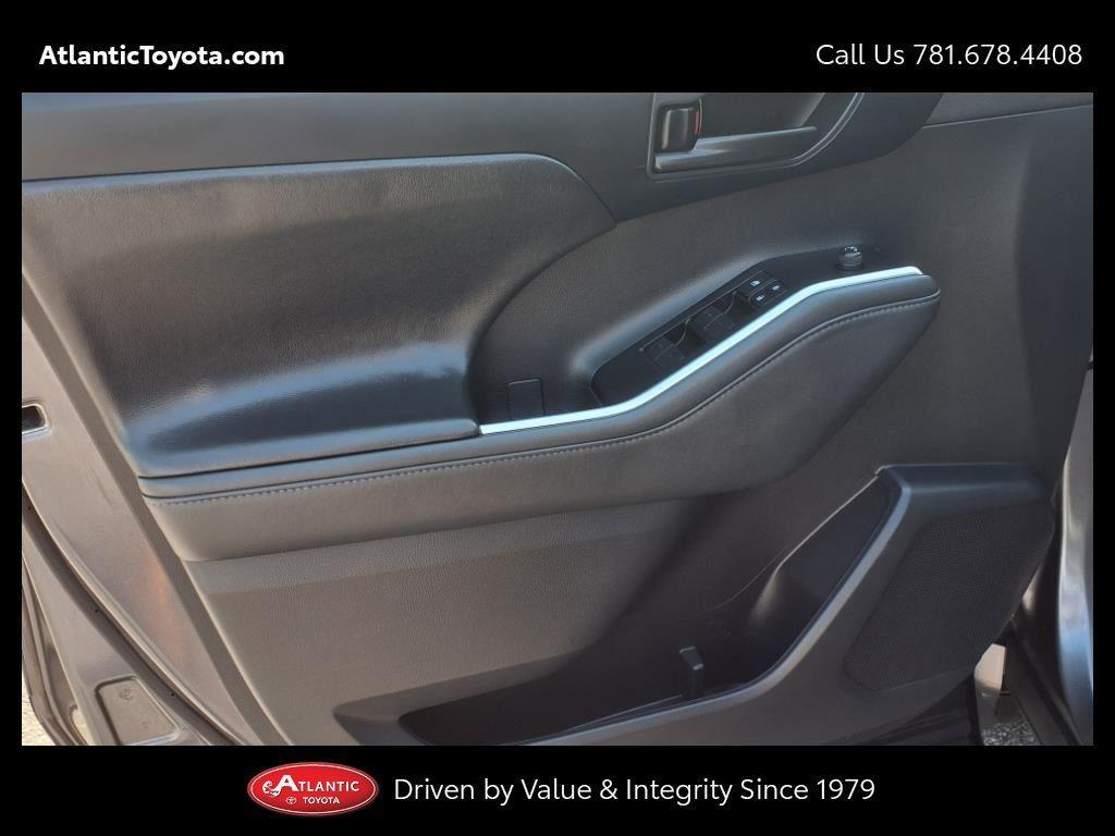 used 2022 Toyota Highlander car, priced at $27,800