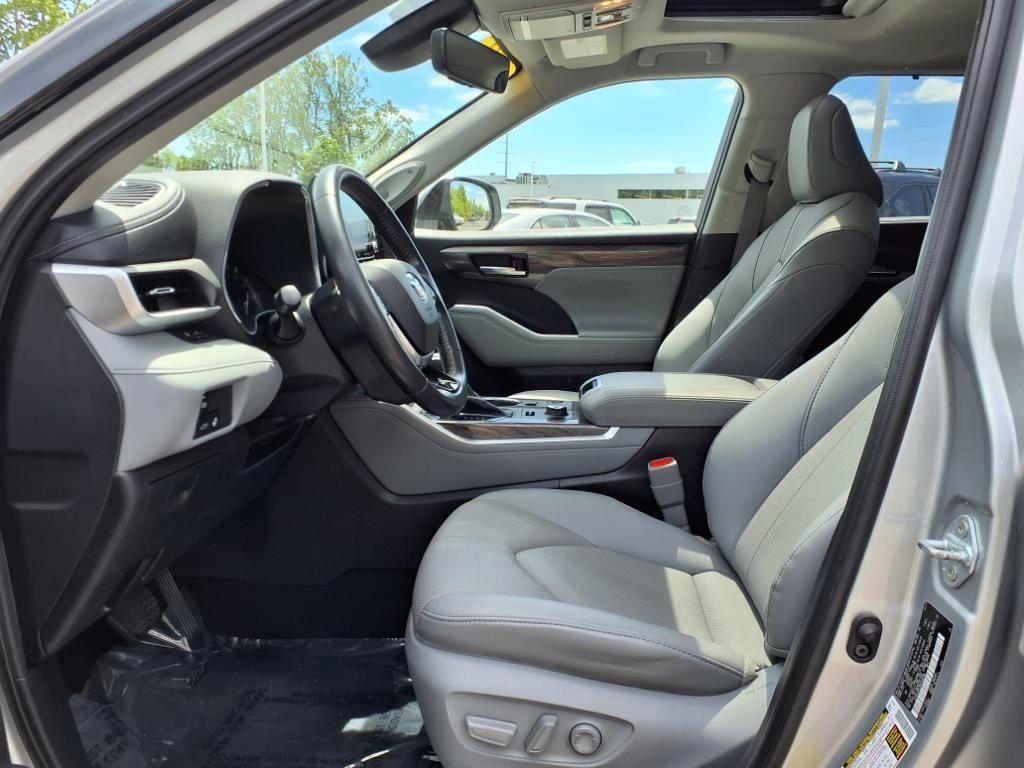 used 2021 Toyota Highlander car, priced at $30,988