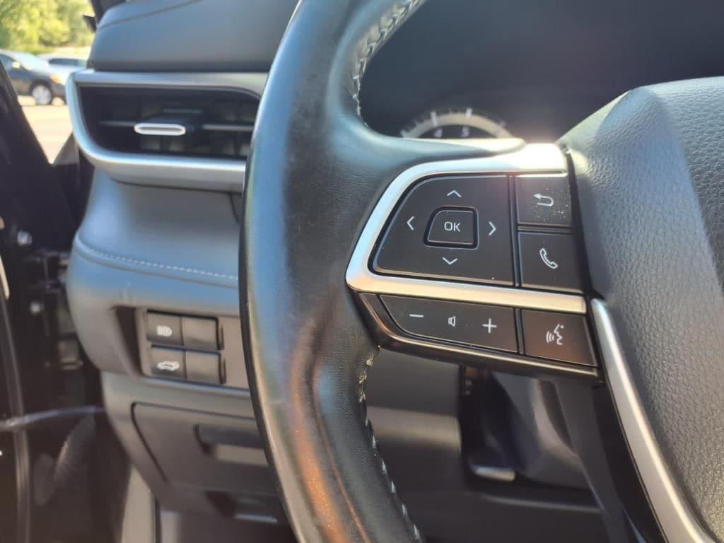 used 2022 Toyota Highlander car, priced at $32,704