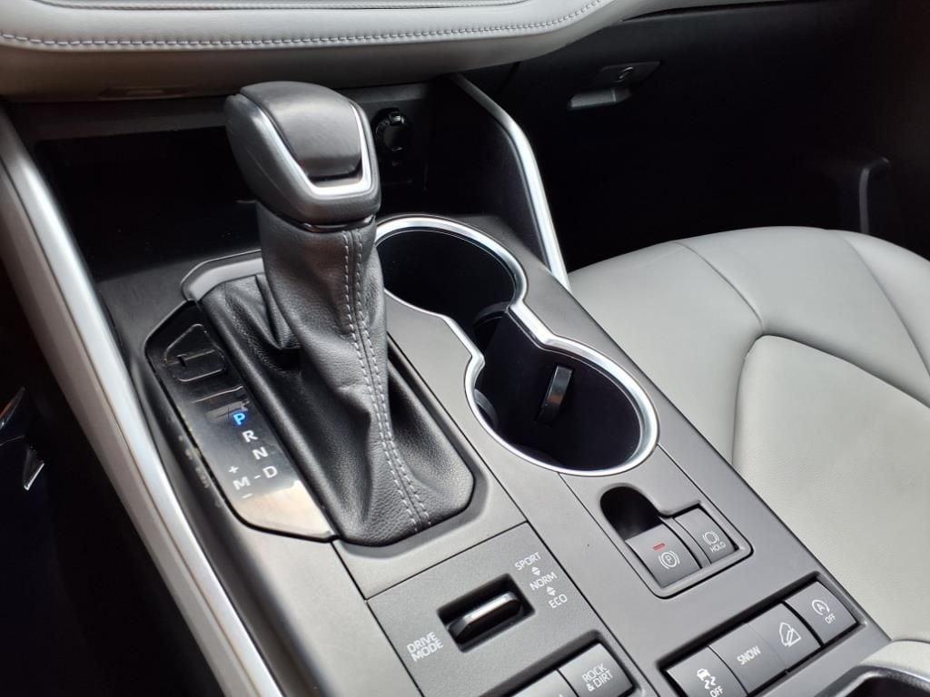 used 2022 Toyota Highlander car, priced at $39,885