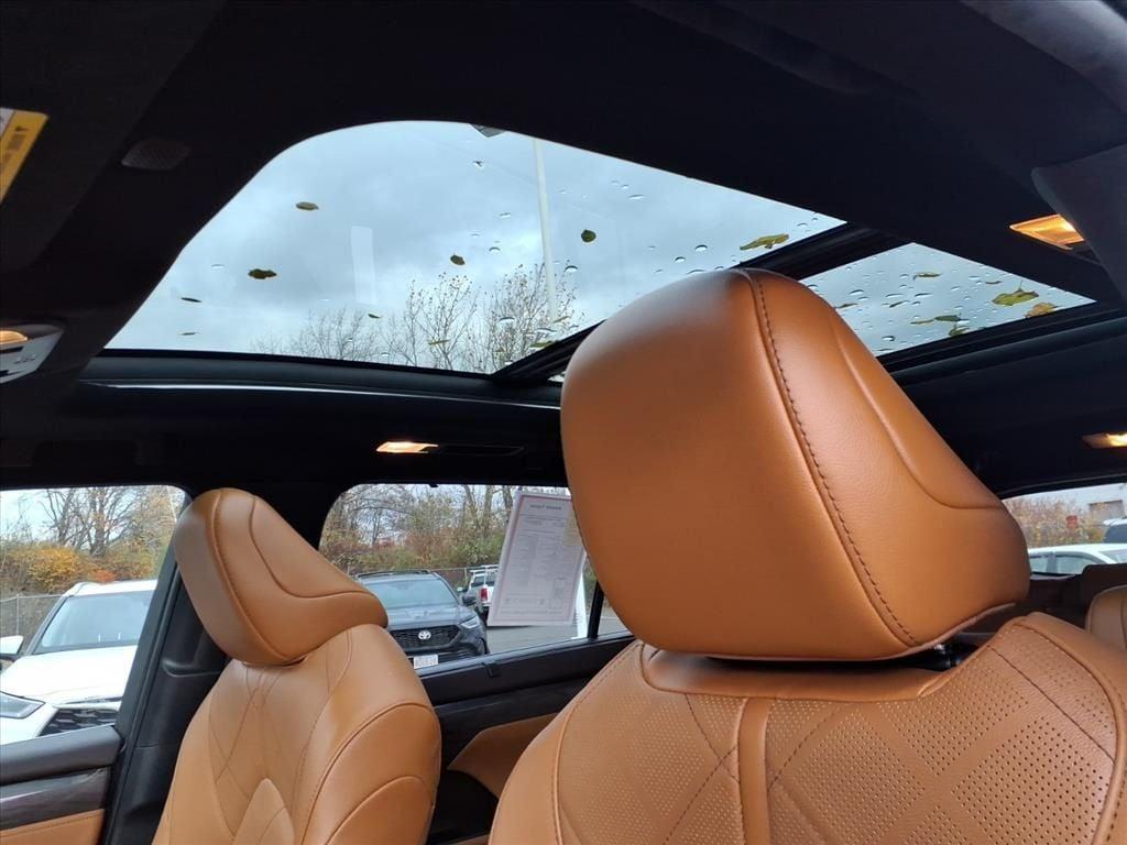 used 2022 Toyota Highlander car, priced at $38,654