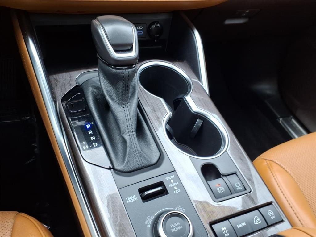 used 2022 Toyota Highlander car, priced at $38,654