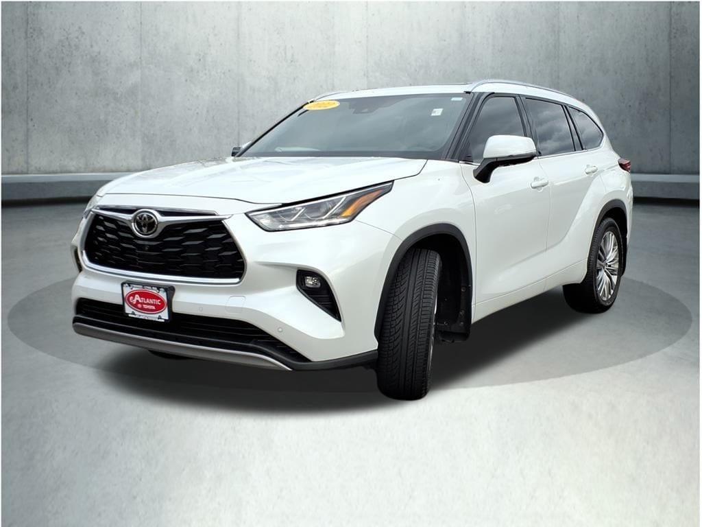 used 2022 Toyota Highlander car, priced at $38,654