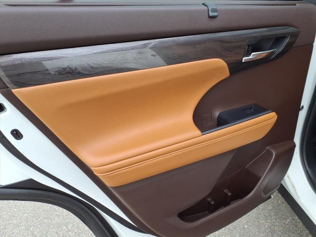 used 2022 Toyota Highlander car, priced at $38,654