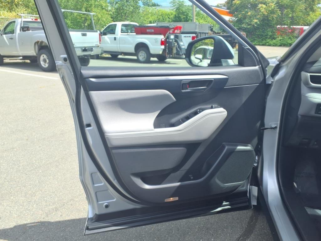 used 2022 Toyota Highlander car, priced at $31,753