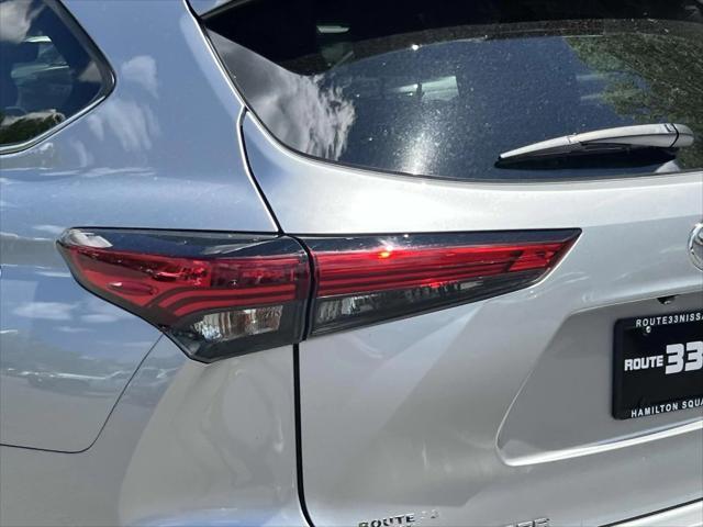 used 2022 Toyota Highlander car, priced at $37,095