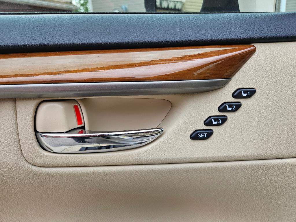 used 2015 Lexus ES 300h car, priced at $15,995