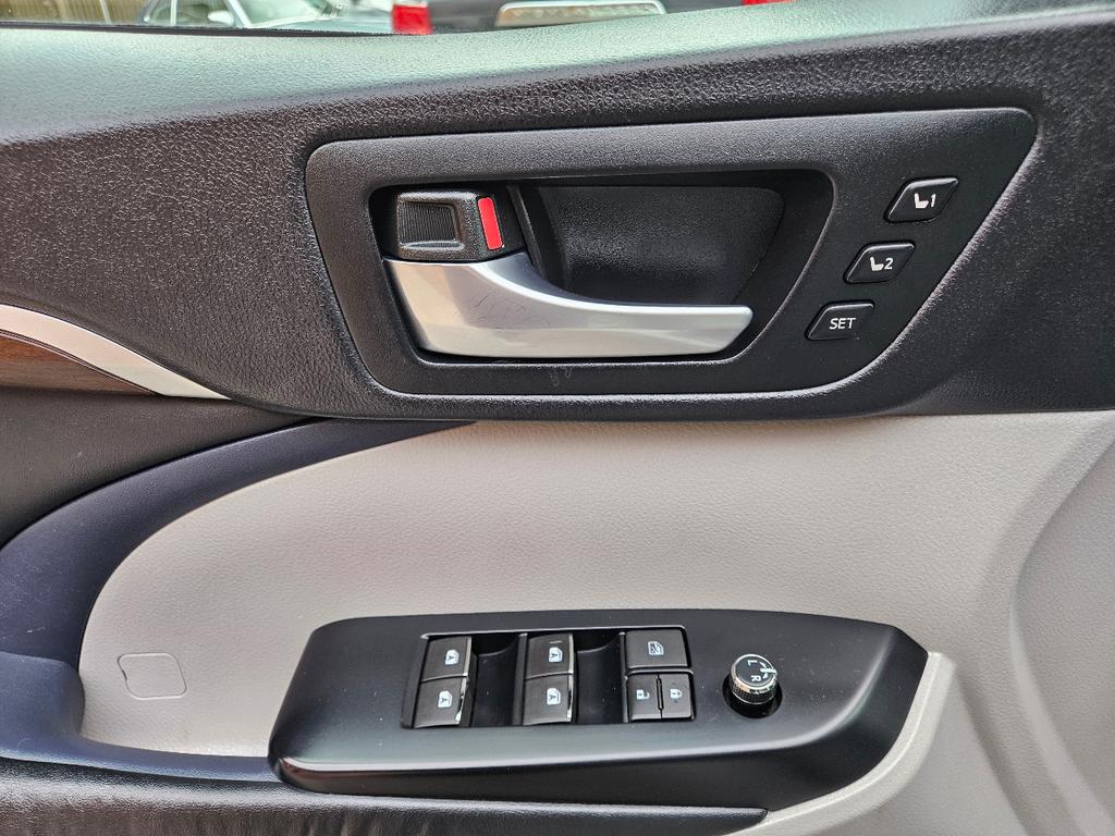 used 2015 Toyota Highlander car, priced at $16,995