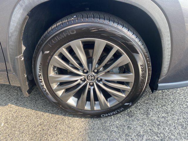 used 2020 Toyota Highlander Hybrid car, priced at $38,495