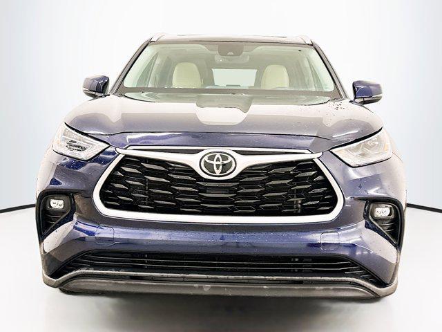 used 2022 Toyota Highlander car, priced at $33,379