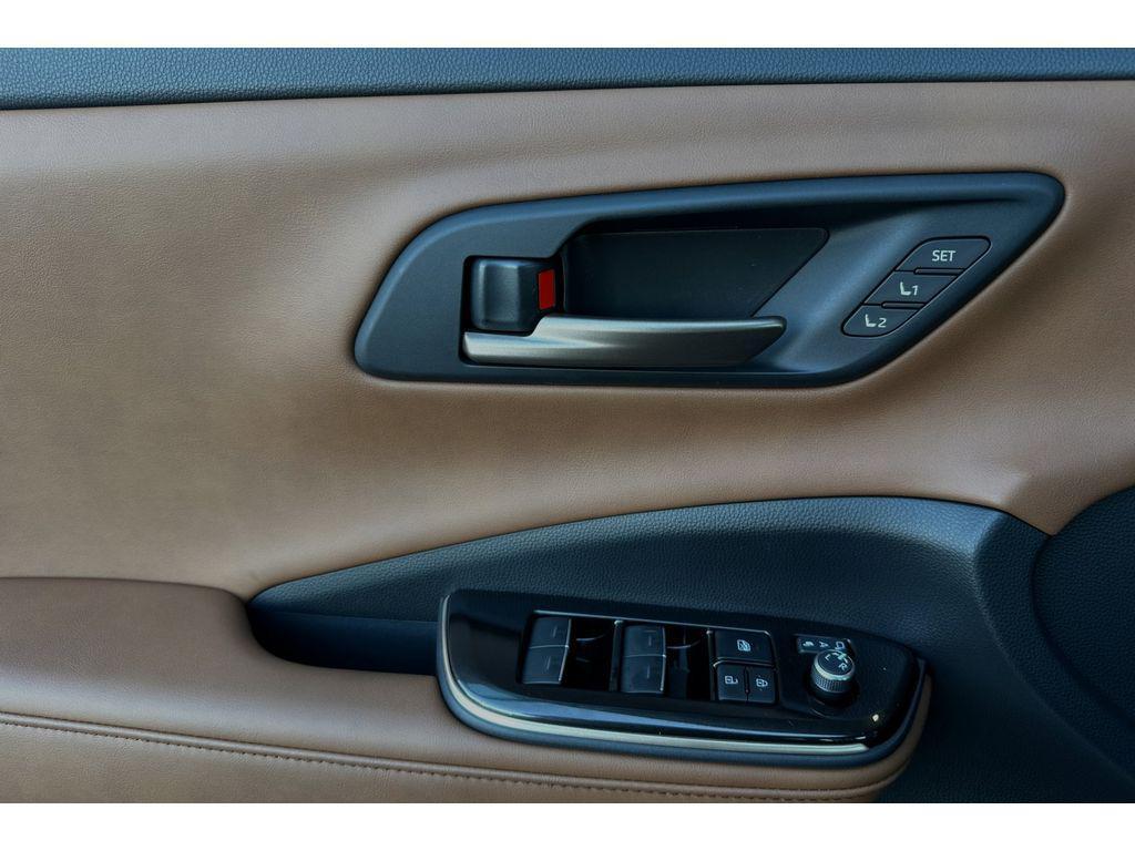 new 2025 Toyota Crown Signia car