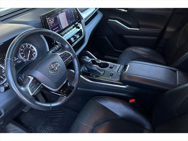 used 2022 Toyota Highlander car, priced at $38,999