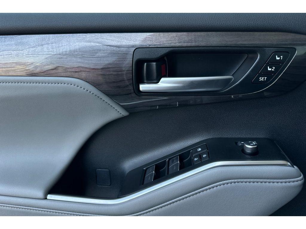 new 2025 Toyota Highlander car, priced at $55,162