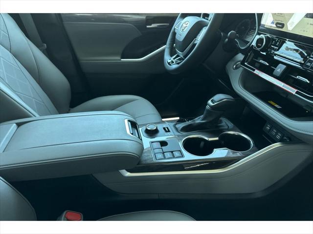 new 2025 Toyota Highlander car, priced at $55,162