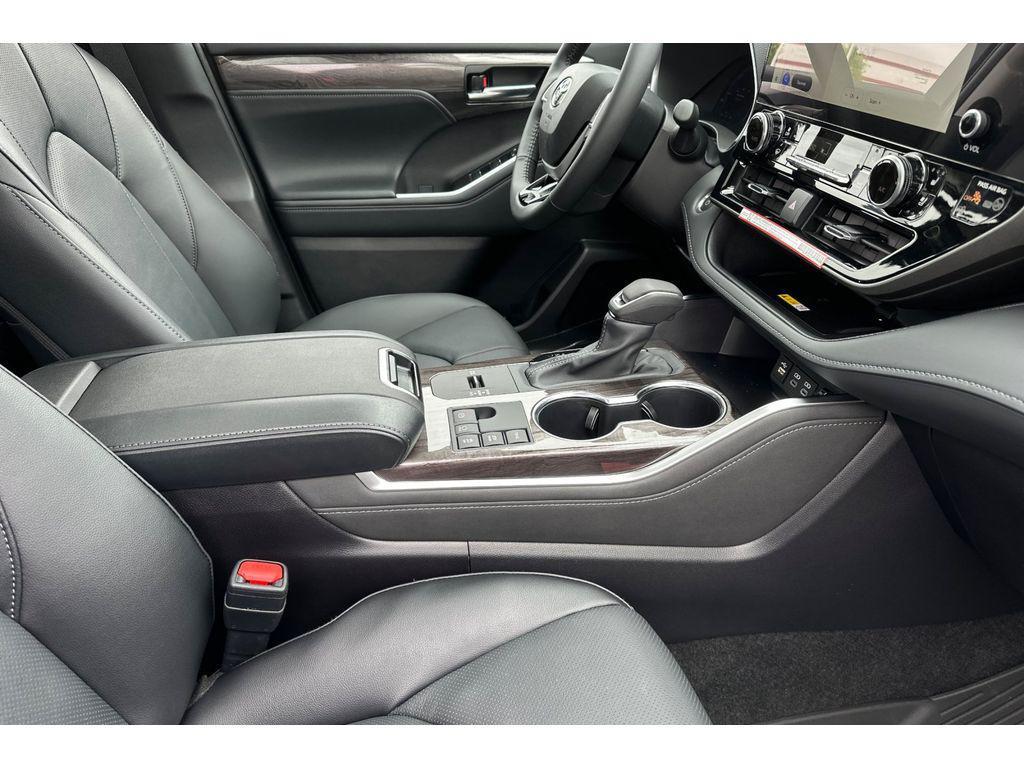 new 2025 Toyota Highlander Hybrid car, priced at $54,098
