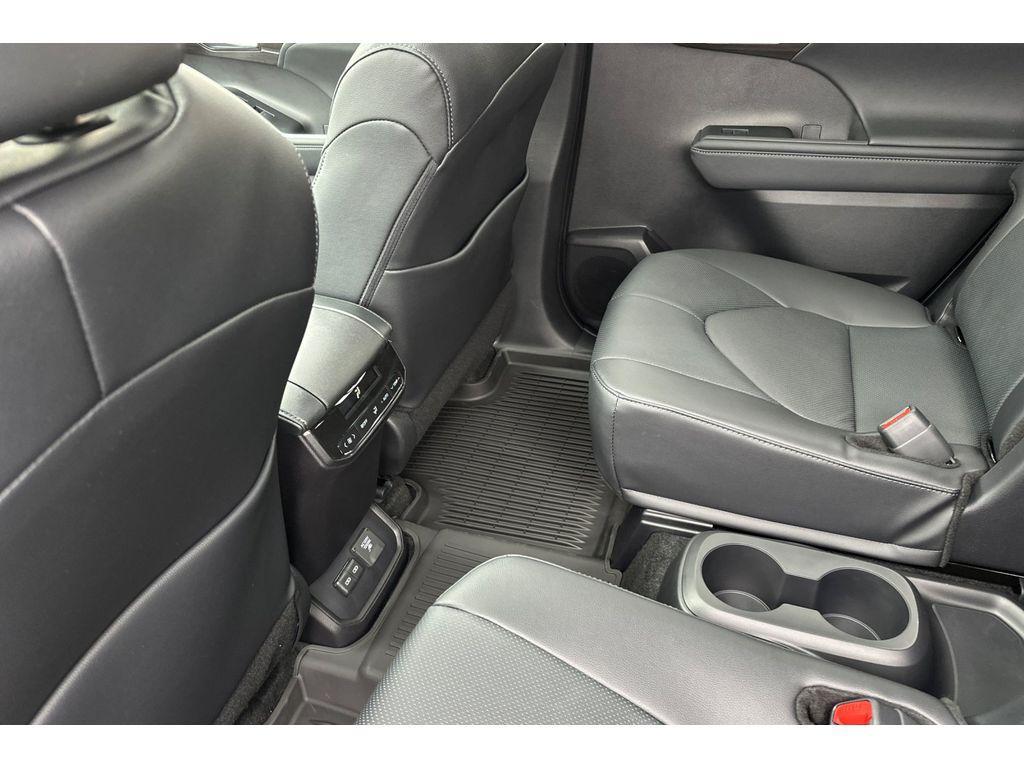 new 2025 Toyota Highlander Hybrid car, priced at $54,098