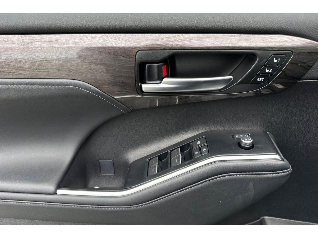 new 2025 Toyota Highlander Hybrid car, priced at $54,098