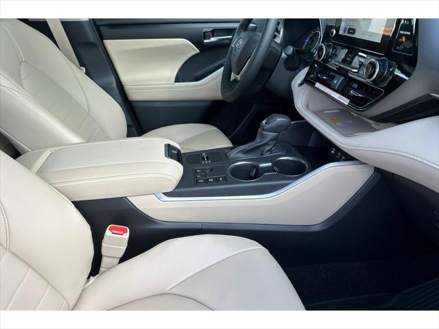 new 2025 Toyota Highlander Hybrid car, priced at $48,553