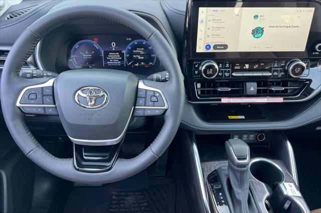 new 2025 Toyota Highlander Hybrid car, priced at $51,359