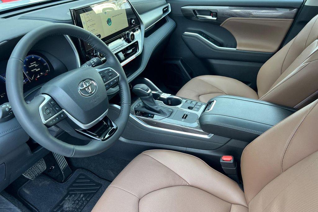 new 2025 Toyota Highlander Hybrid car, priced at $51,359