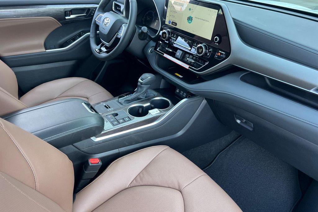 new 2025 Toyota Highlander Hybrid car, priced at $51,359