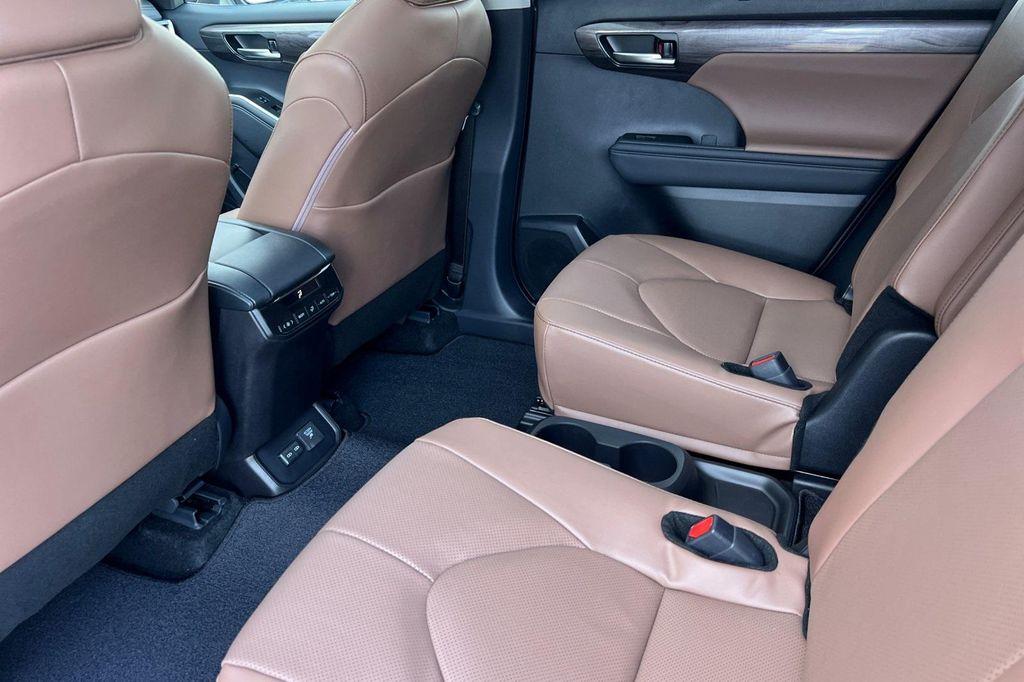 new 2025 Toyota Highlander Hybrid car, priced at $51,359