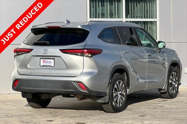 used 2021 Toyota Highlander car, priced at $34,300